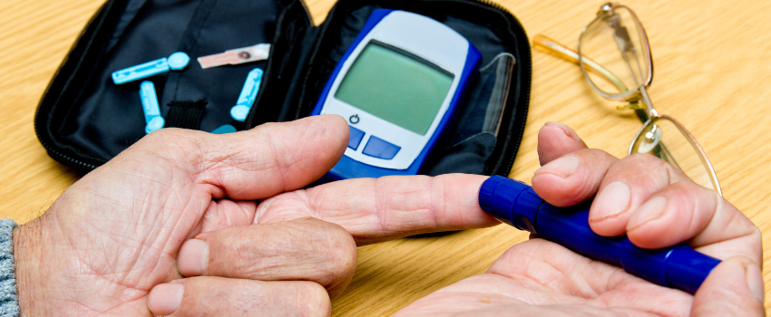 man measuring his blood sugar